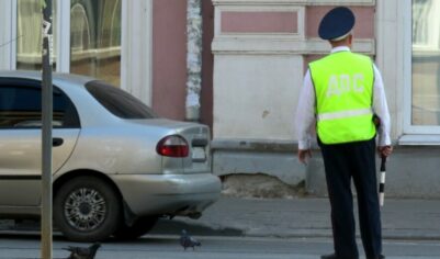 Почему сотрудники ГИБДД могут попросить водителя предъявить телефон для проверки и что будет, если отказаться