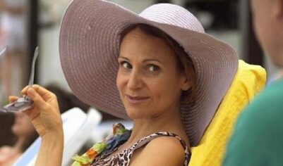 Уход из «Сватов», яркие роли в кино и внешние изменения. Как теперь живет актриса Людмила Артемьева?
