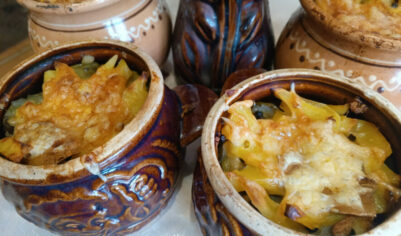 Мясо в горшочках под сырной корочкой с картошкой, грибами — простой, домашний рецепт