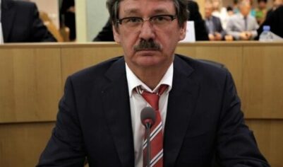 Золотой депутат, нашел пенсионерам работу. Ну не пенсию же им прибавлять.