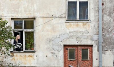 Не побоялась купить квартиру в старом запущенном доме: Вот что получилось сделать на сэкономленные деньги