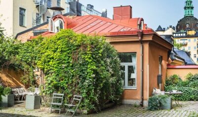 Островок уюта в большом городе: Посмотрите на этот маленький шведский домик в самом сердце Стокгольма