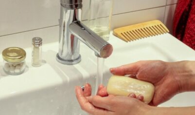 Сколько должны выплатить собственнику квартиры, если вместо горячей воды течет холодная?