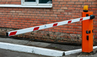 Соседи поставили шлагбаум без нашего согласия и требуют деньги, и закон на их стороне.