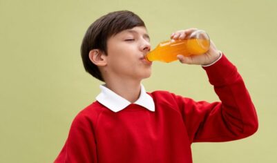 Разрешаете детям выпивать «под присмотром»? Остановитесь: учёные выяснили, чем это вредит