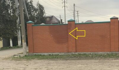 Течёт отлив (парапет), а на стене разводы от дождя! Зачем ждать, когда разрушится кирпич, ведь есть копеечное решение