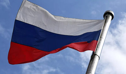 В России призвали удалить с площадок треки осквернившего российский флаг певца из Грузии