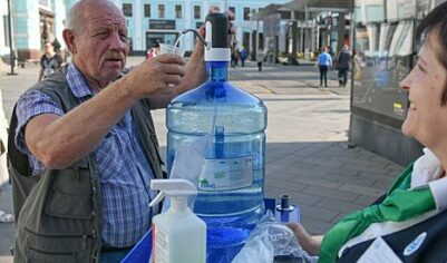 Бесплатную питьевую воду начали раздавать на столичных вокзалах из-за жары