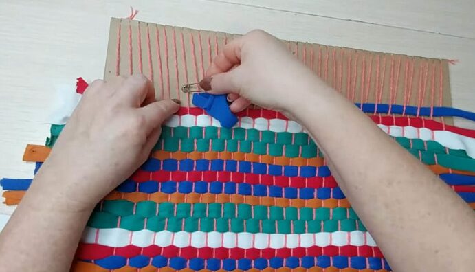 Нарежьте старые футболки на полосы, и у вас получится красивая вещь3