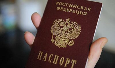 «Выезжайте за мной»: блогреша сожгла паспорт РФ из-за усталости от работы