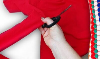 Нарежьте старые футболки на полосы, и у вас получится красивая вещь