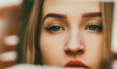 Почему летом обостряется акне и что с этим делать? Объяснила врач