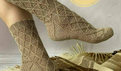 Креативные вязанные носки с объемным узором и тонкими переплетениями, создающими эффект трехмерности.