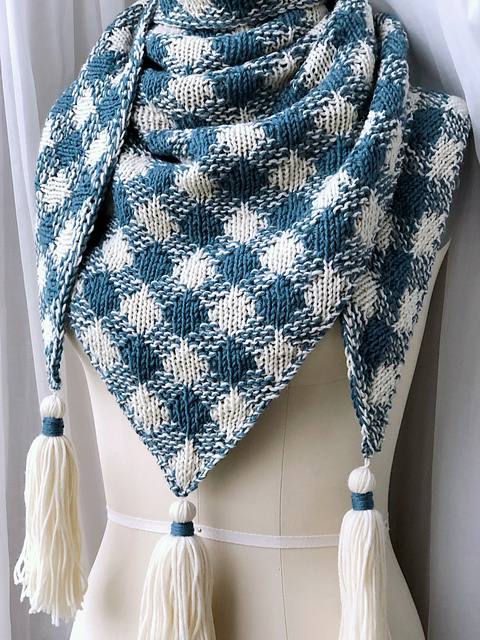 Элегантный шерстяной шарф с уникальным узором в виде золотистых и белых гусиной лапки, создающий эффект объемных геометрических фигур.2