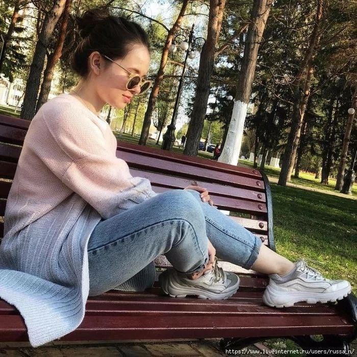 Короткий свитер с объемными рукавами и эффектными вязаными вставками.1