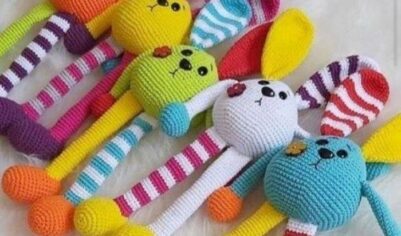 Веселые вязаные игрушки-рукалки с ушками и милыми лицами создают атмосферу уюта и позитива.