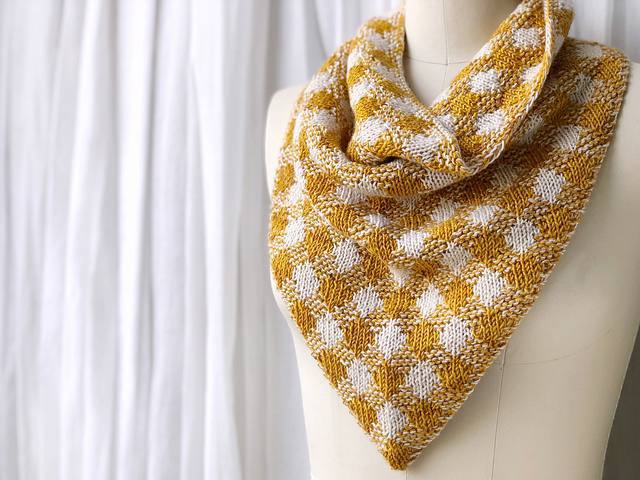 Элегантный шерстяной шарф с уникальным узором в виде золотистых и белых гусиной лапки, создающий эффект объемных геометрических фигур.0