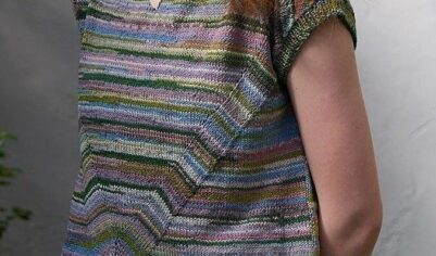 Эксклюзивный многоцветный вязанный топ с уникальной текстурой и разноцветными линиями, создающими эффект динамичных полос.