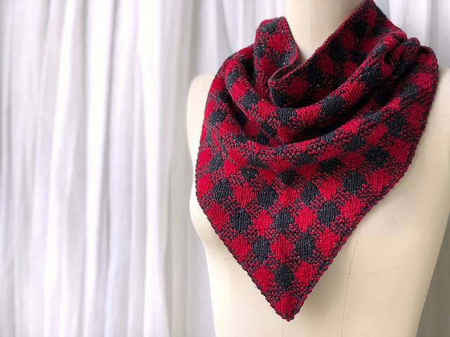 Элегантный шерстяной шарф с уникальным узором в виде золотистых и белых гусиной лапки, создающий эффект объемных геометрических фигур.1