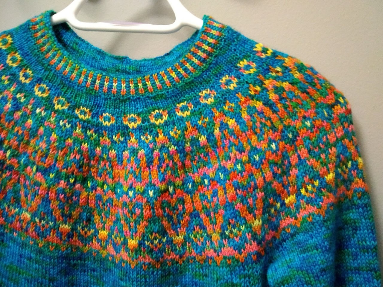 Теплый шерстяной свитер с уникальным орнаментом в стиле Fair Isle, выполненный из высококачественной пряжи с мягкой текстурой и яркими контрастными узорами, идеально подходящий для холодных дней и уютных вечеров.1