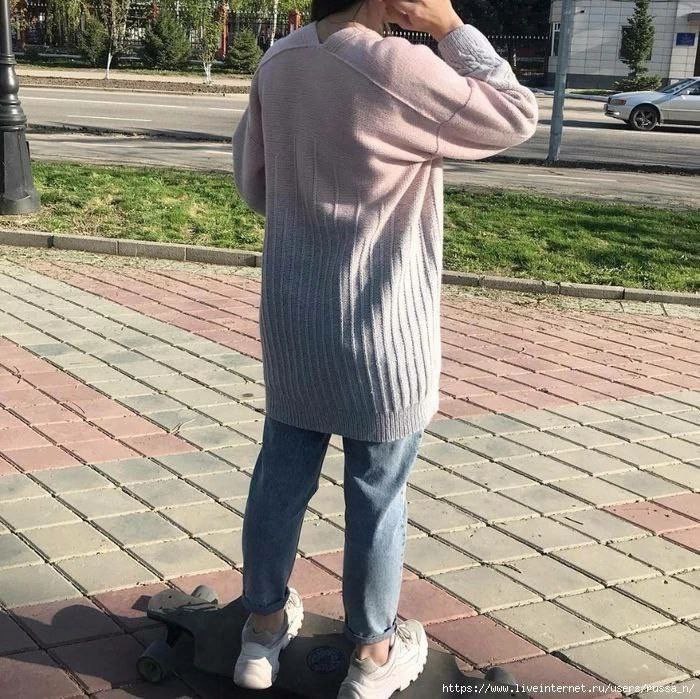 Короткий свитер с объемными рукавами и эффектными вязаными вставками.2