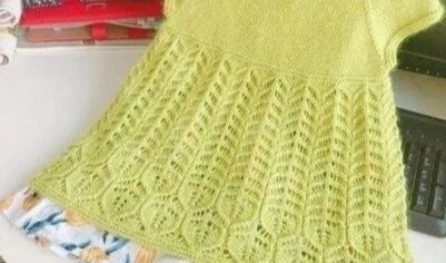 Очаровательное детское платье с яркой лимонной трикотажной верхней частью и воздушной юбкой с рюшами, украшенной морскими ракушками и морскими звездами.