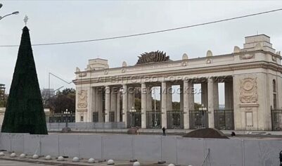 Елку установили у главного входа в парк Горького