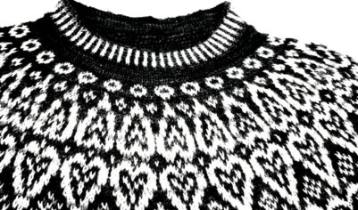 Теплый шерстяной свитер с уникальным орнаментом в стиле Fair Isle, выполненный из высококачественной пряжи с мягкой текстурой и яркими контрастными узорами, идеально подходящий для холодных дней и уютных вечеров.