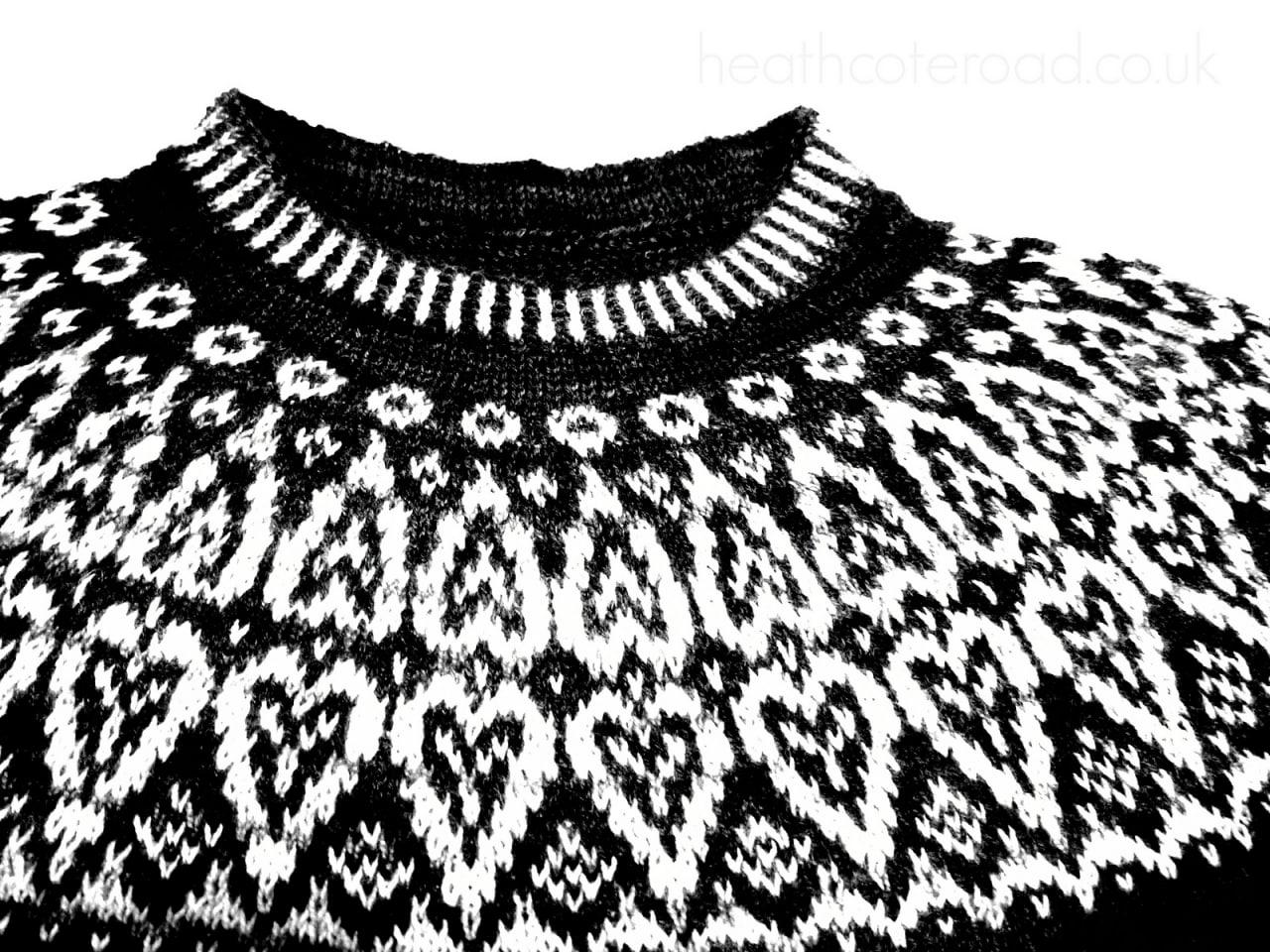 Теплый шерстяной свитер с уникальным орнаментом в стиле Fair Isle, выполненный из высококачественной пряжи с мягкой текстурой и яркими контрастными узорами, идеально подходящий для холодных дней и уютных вечеров.0