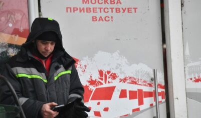 Иностранцы остались без данных и СМС в первые сутки после прибытия в Россию. Стоит ли покупать российскую симку