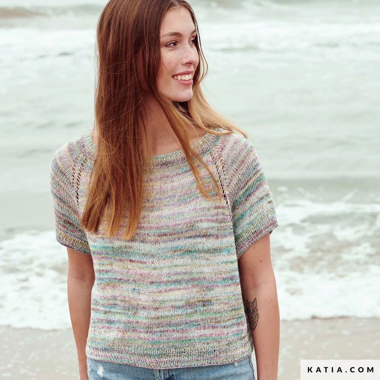 Легкий, разноцветный трикотаж с открытыми плечами0