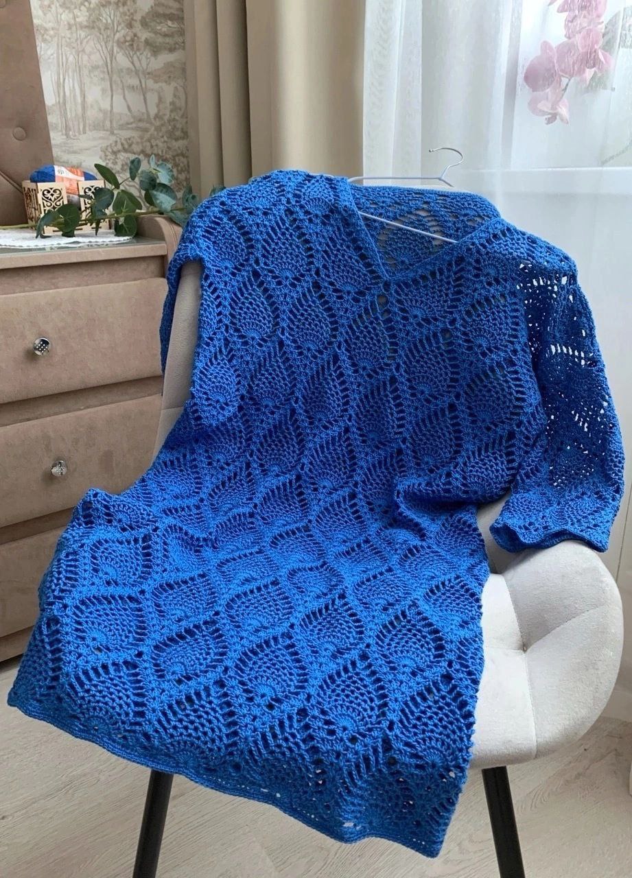 Короткое платье крючком с ажурными узорами и объемными вставками.1