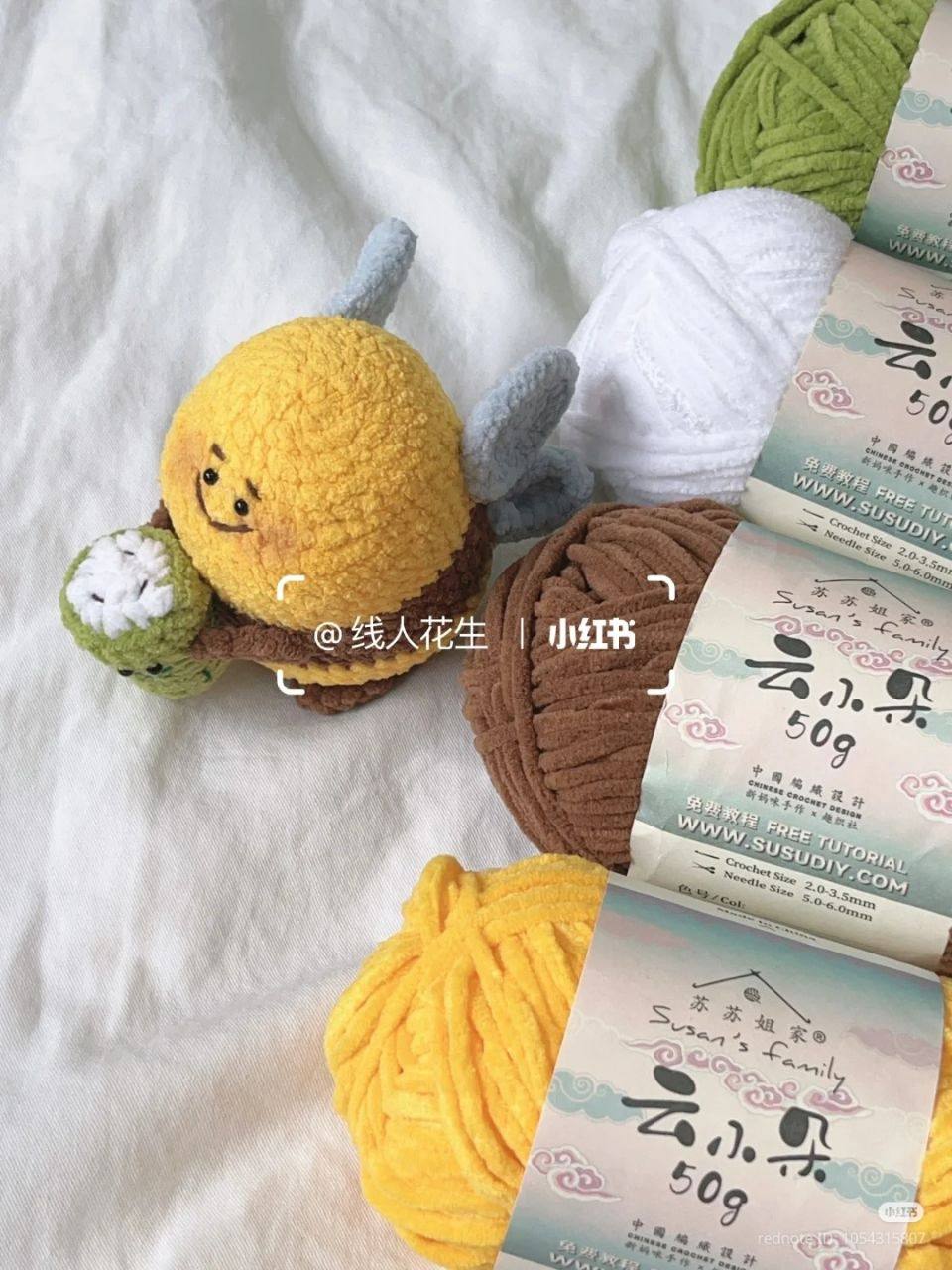 Пчелка — уютный амигуруми с яркой желтой головой, выразительными глазами и милым улыбающимся личиком.3