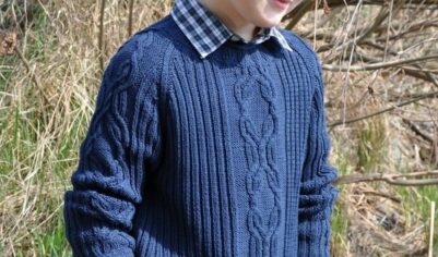 Свитер с узором из кос