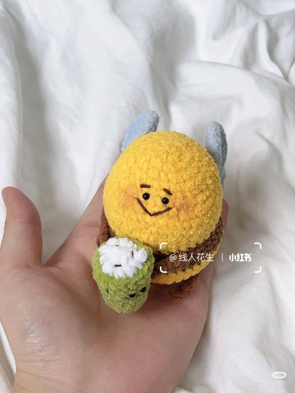 Пчелка — уютный амигуруми с яркой желтой головой, выразительными глазами и милым улыбающимся личиком.2