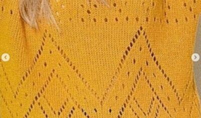Модный желтый свитер с перфорацией и геометрическими узорами