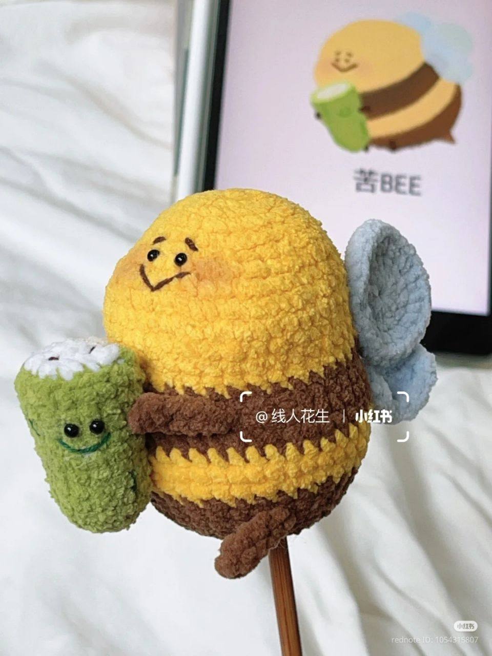 Пчелка — уютный амигуруми с яркой желтой головой, выразительными глазами и милым улыбающимся личиком.1