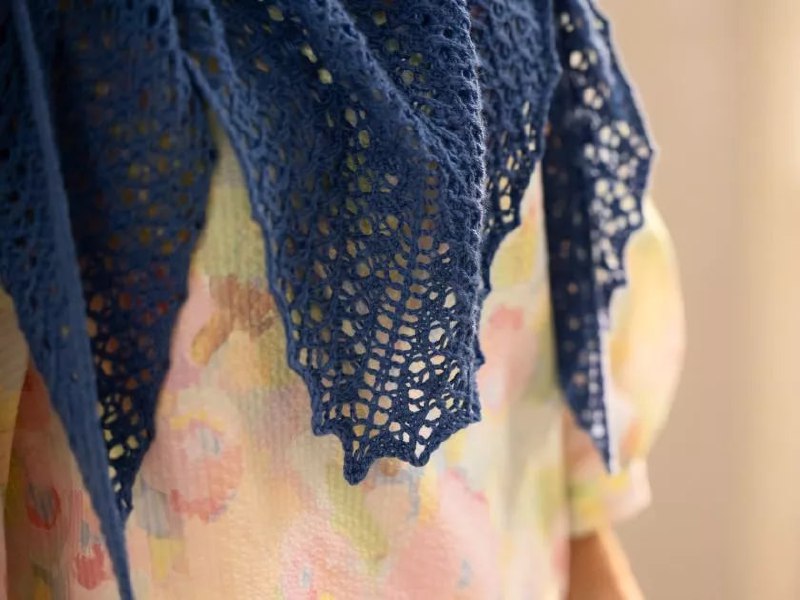 Синий ажурный палантин2