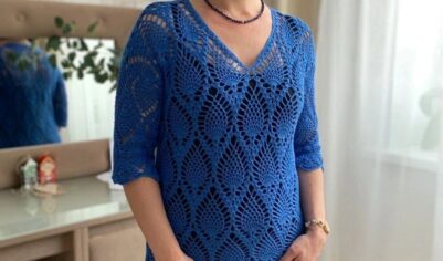 Короткое платье крючком с ажурными узорами и объемными вставками.