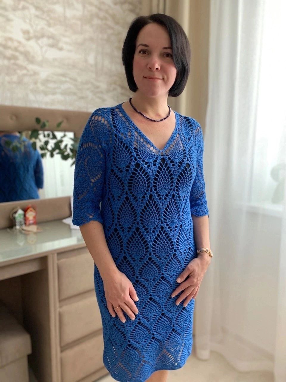 Короткое платье крючком с ажурными узорами и объемными вставками.0