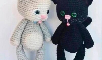 Очаровательные вязаные котята с крупными выразительными глазами и мягкими ушками, выполненные в стиле амигуруми.