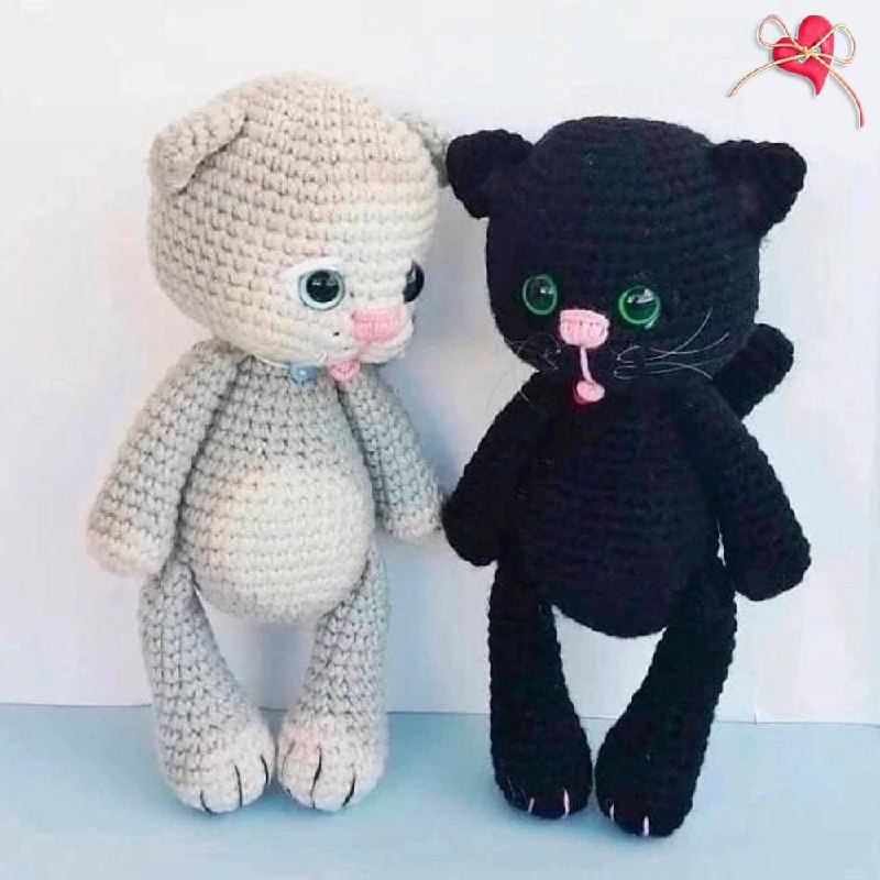 Очаровательные вязаные котята с крупными выразительными глазами и мягкими ушками, выполненные в стиле амигуруми.0