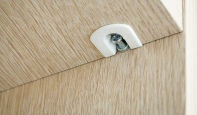 Скрытый крепёж полок на одном уровне в многосекционном стеллаже — только на винтах. Идея для гардеробной или мастерской