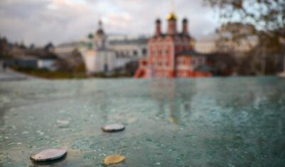 Россиян ждёт тёплый и сухой ноябрь, но не везде. Какие регионы будет заливать