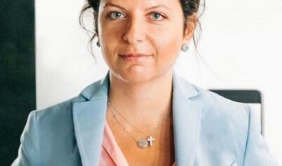 Маргарита Симоньян без волос в новом седом парике приехала в Индию