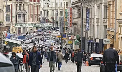 Монтаж новогодней арки завершен на Кузнецком Мосту