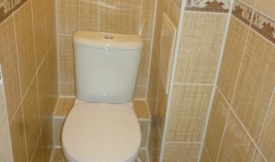 Чем закрыть трубы в туалете так, чтобы было красиво и к ним был удобный и быстрый доступ. Несколько вариантов