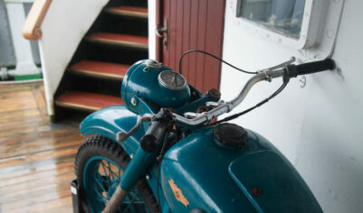 Не только волны: зачем на советском научном судне нужны были ГАЗ-69 и мотоцикл