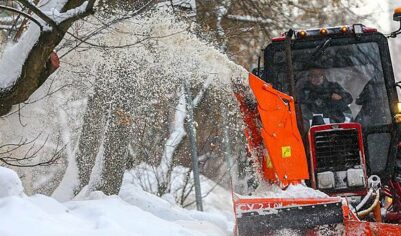 Городские службы продолжают круглосуточно ликвидировать последствия мощного снегопада