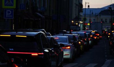 Загруженность дорог в Москве достигла восьми баллов